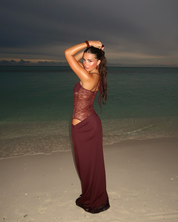 Darla – Rochie Maxie de Damă Elegantă cu Dantelă și Croială Ajustată