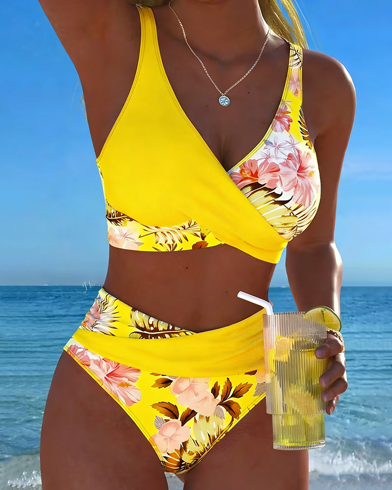 Costum de baie cu imprimeu floral contrastant și deschidere