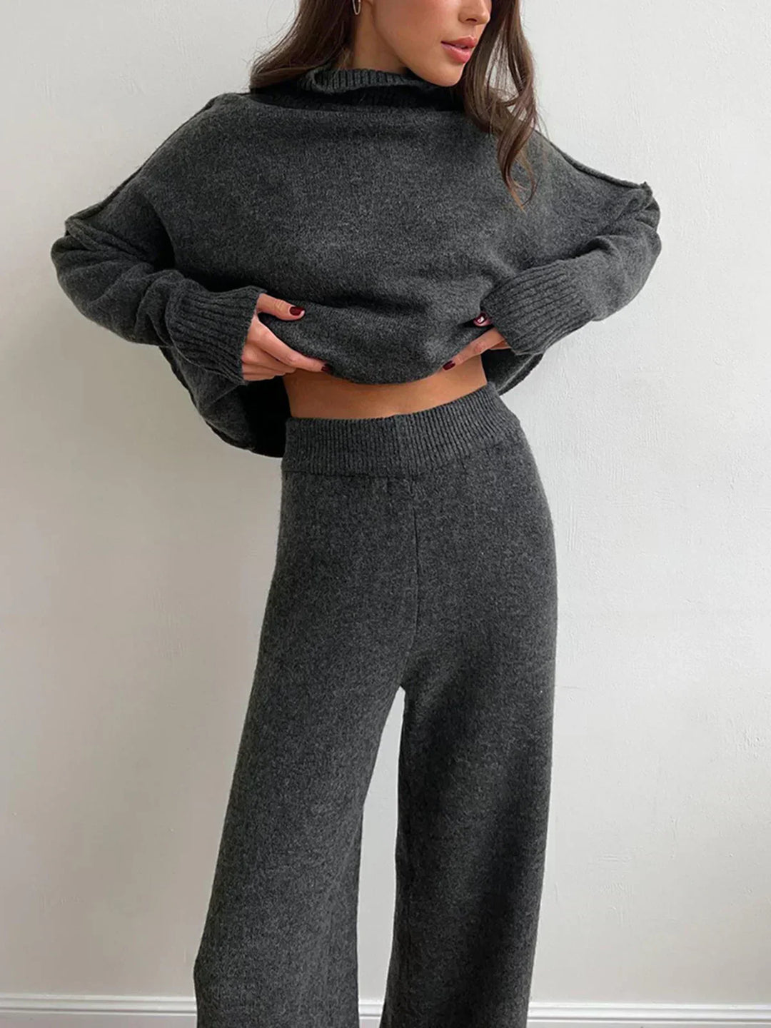 Set tricotat cu guler înalt și pantaloni