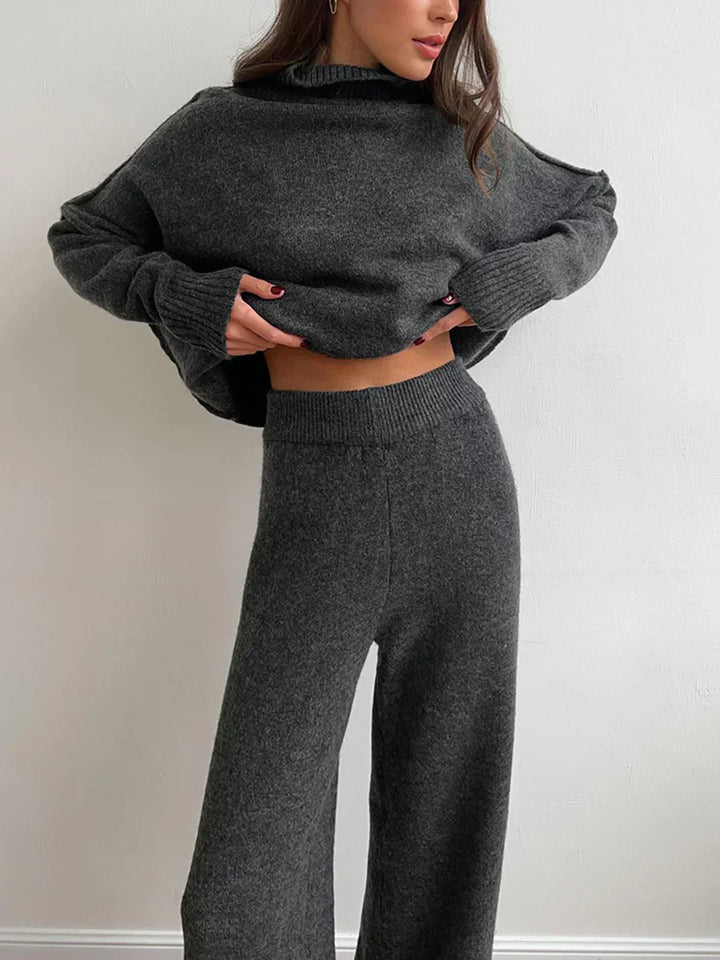 Set tricotat cu guler înalt și pantaloni