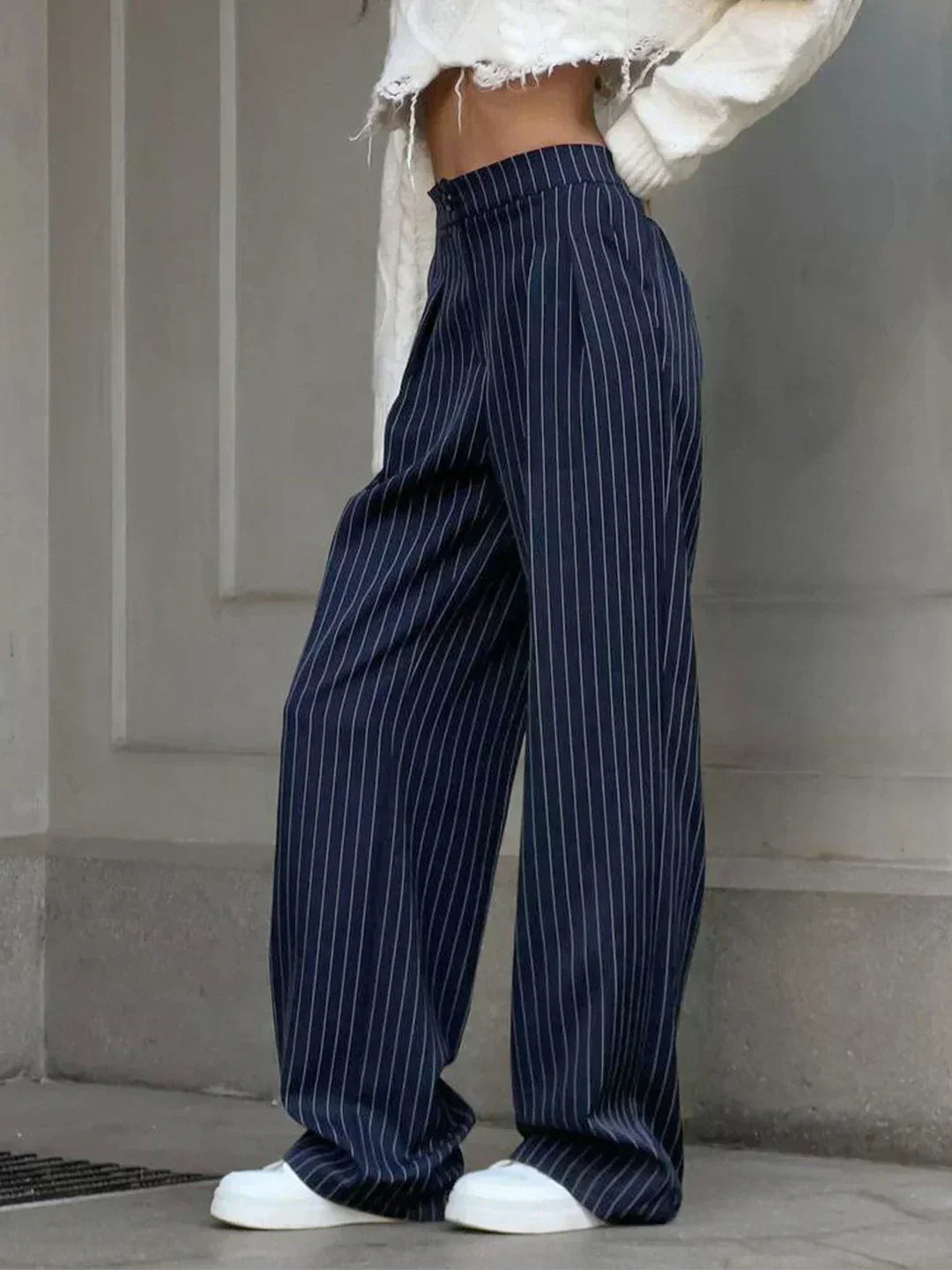 Pantaloni de birou cu pliuri și picior larg cu dungi