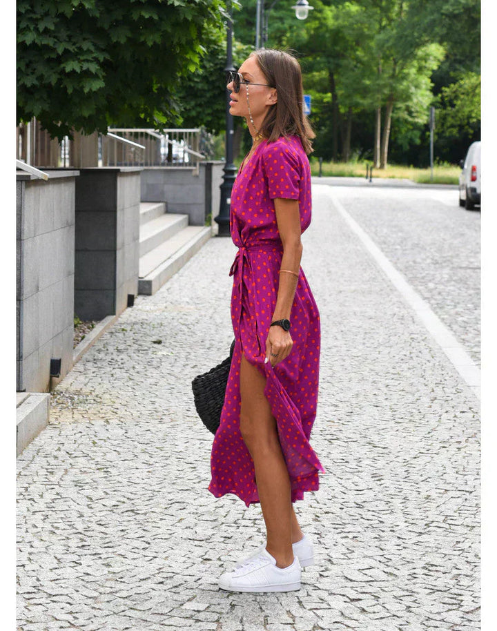 Julia - Rochie elegantă cu decolteu în V și croială care modelează silueta.