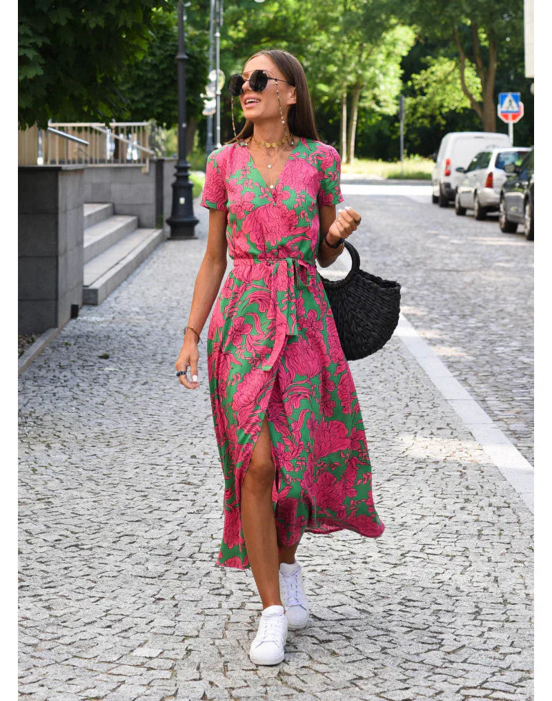 Julia - Rochie elegantă cu decolteu în V și croială care modelează silueta.