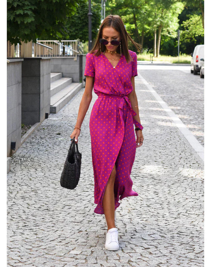 Julia - Rochie elegantă cu decolteu în V și croială care modelează silueta.