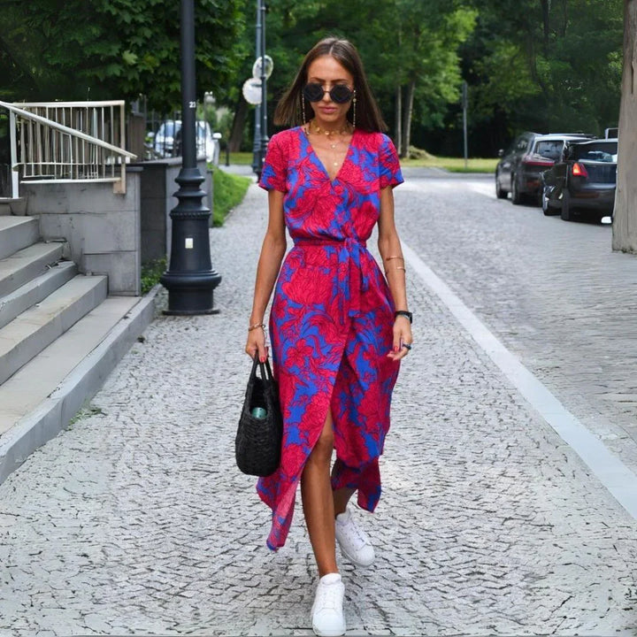 Julia - Rochie elegantă cu decolteu în V și croială care modelează silueta.