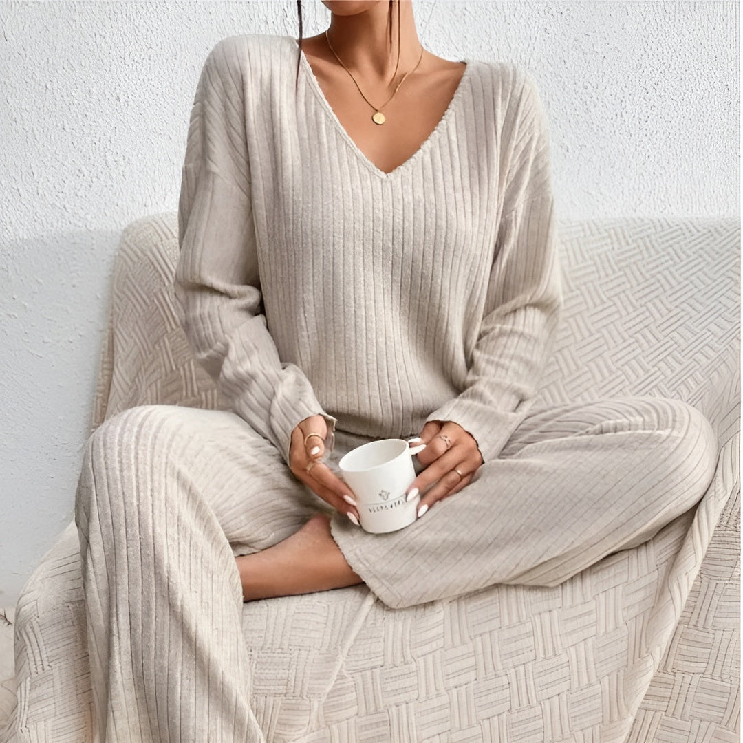 Wilma – Set Tricotat Doi Piese Pulover V și Pantaloni Confortabili