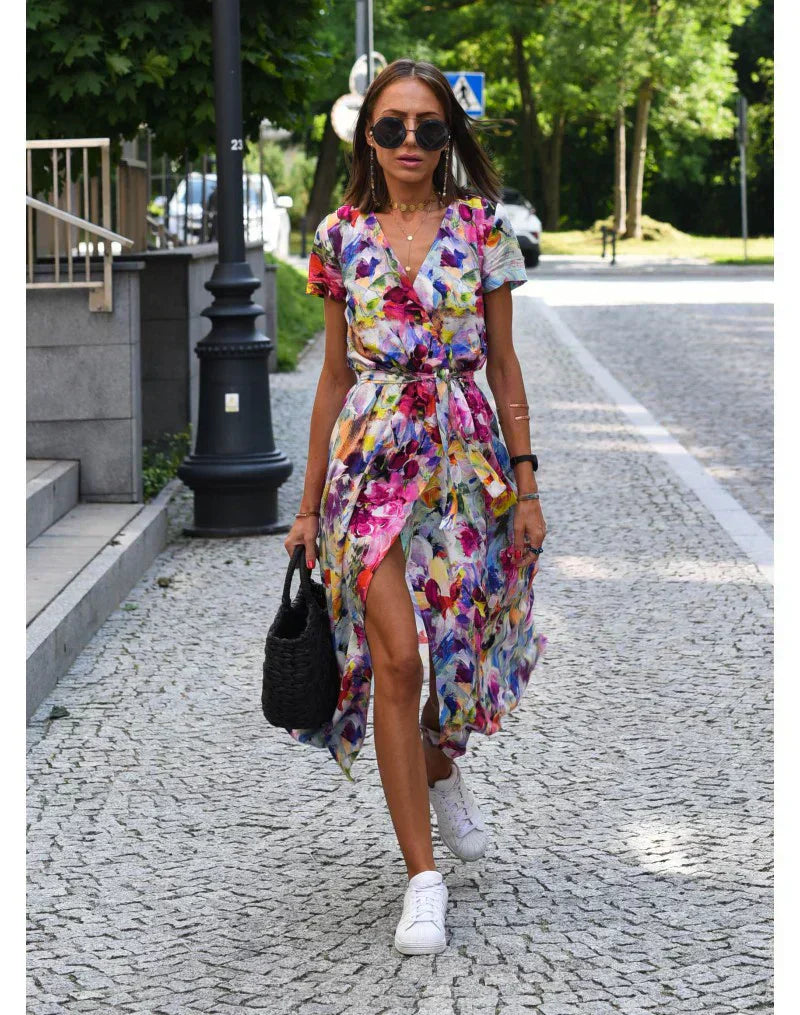 Julia - Rochie elegantă cu decolteu în V și croială care modelează silueta.