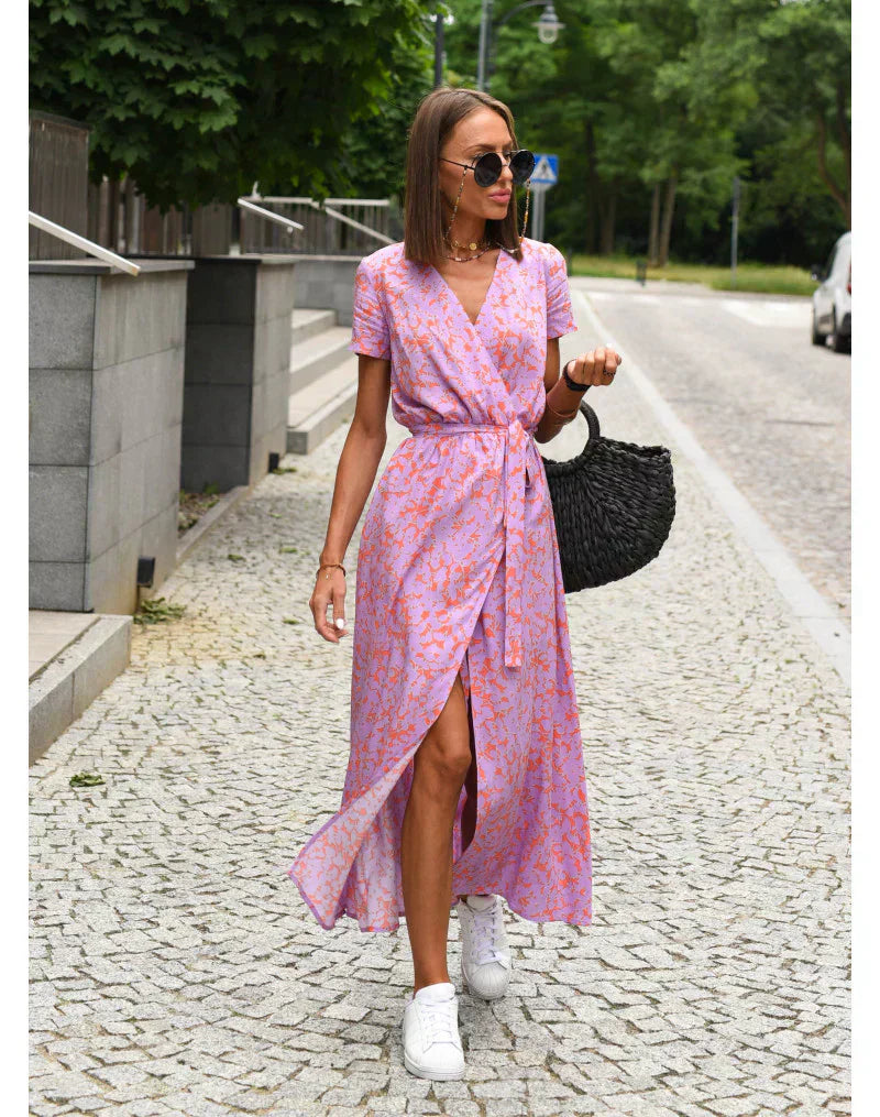 Julia - Rochie elegantă cu decolteu în V și croială care modelează silueta.